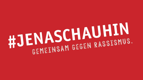 Auf rotem Hintergrund steht in weißer Schrift: #JENASCHAUHIN Gemeinsam gegen Rassismus.