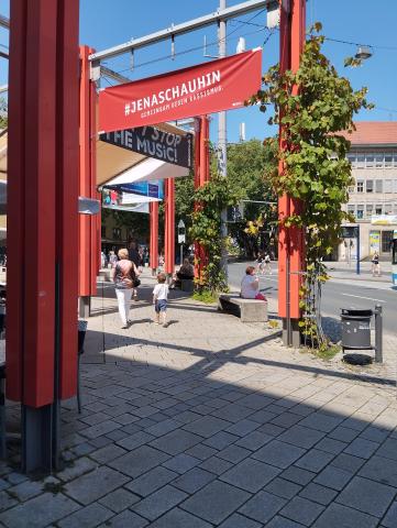 Banner am Holzmarkt mit dem Signet der Kampagne #JenaSchauHin